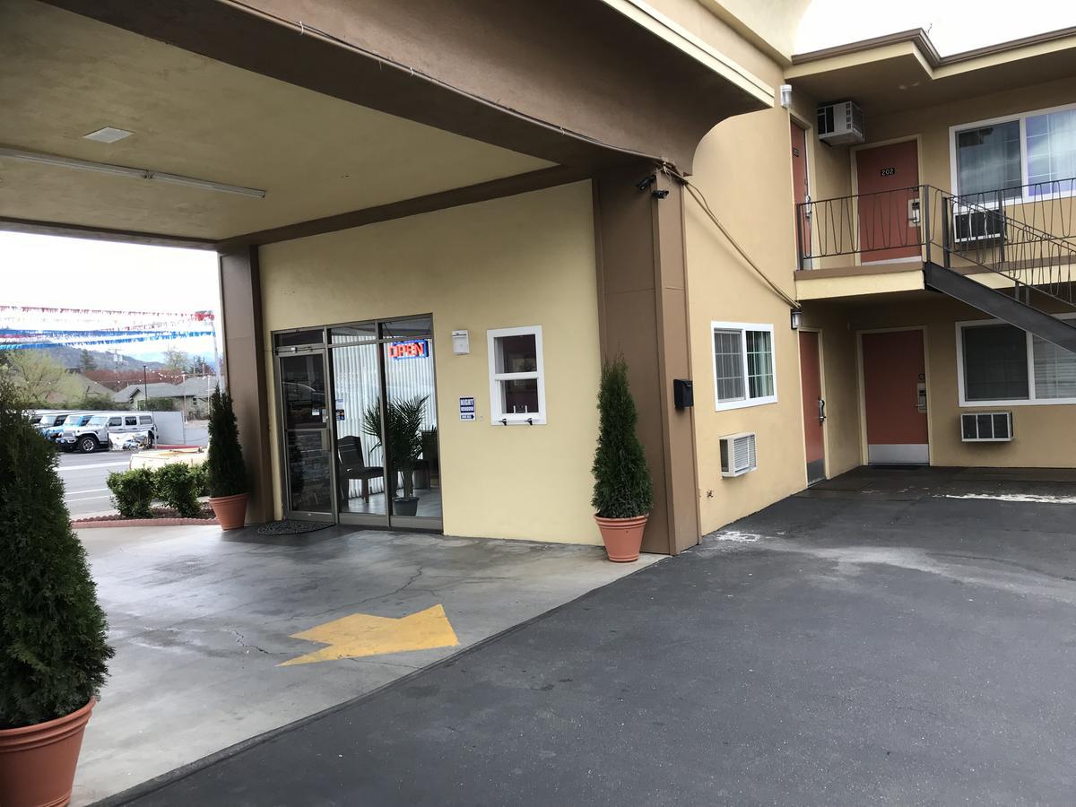 Sunset Inn Грантс Пас Екстериор снимка
