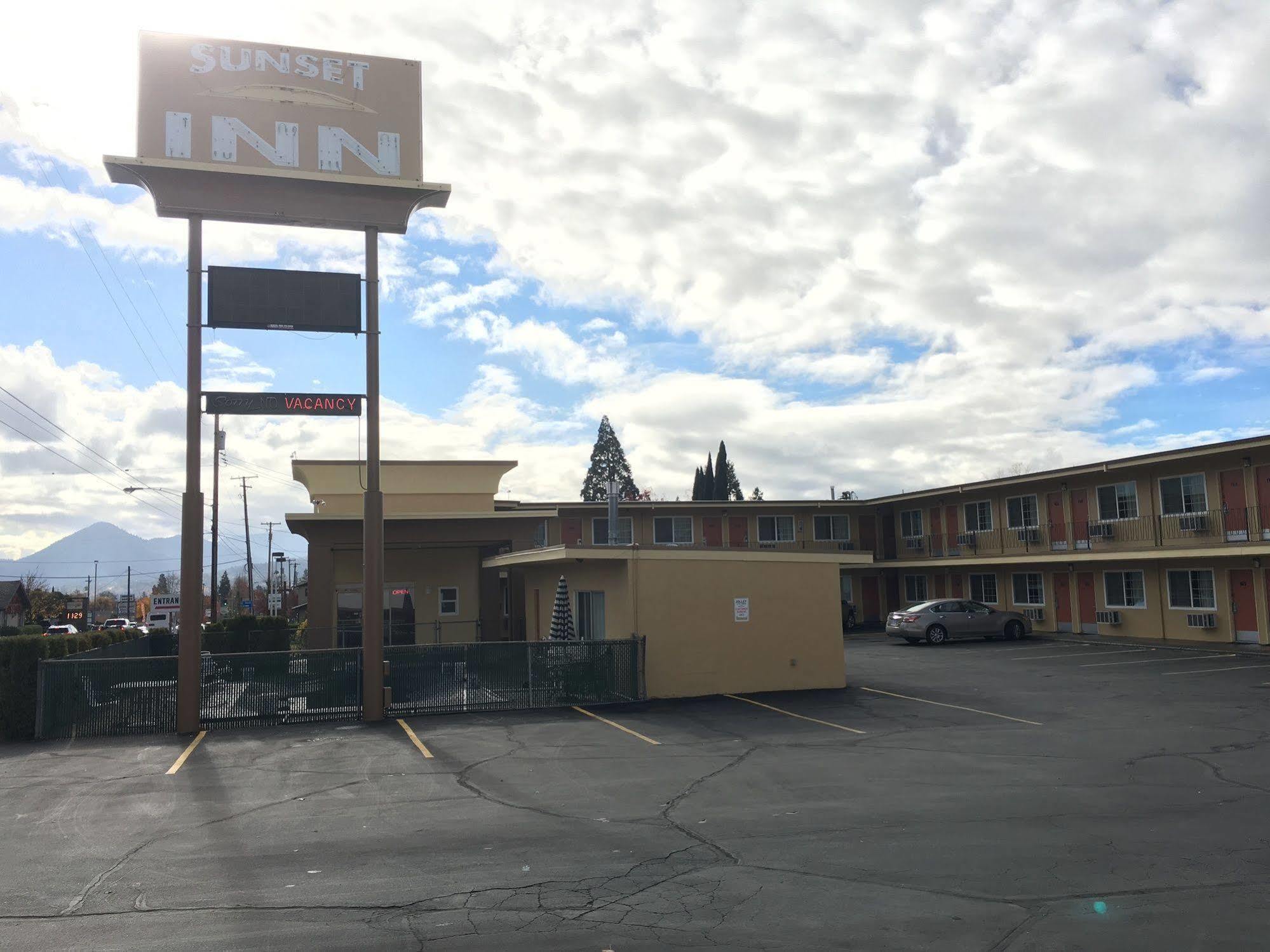 Sunset Inn Грантс Пас Екстериор снимка